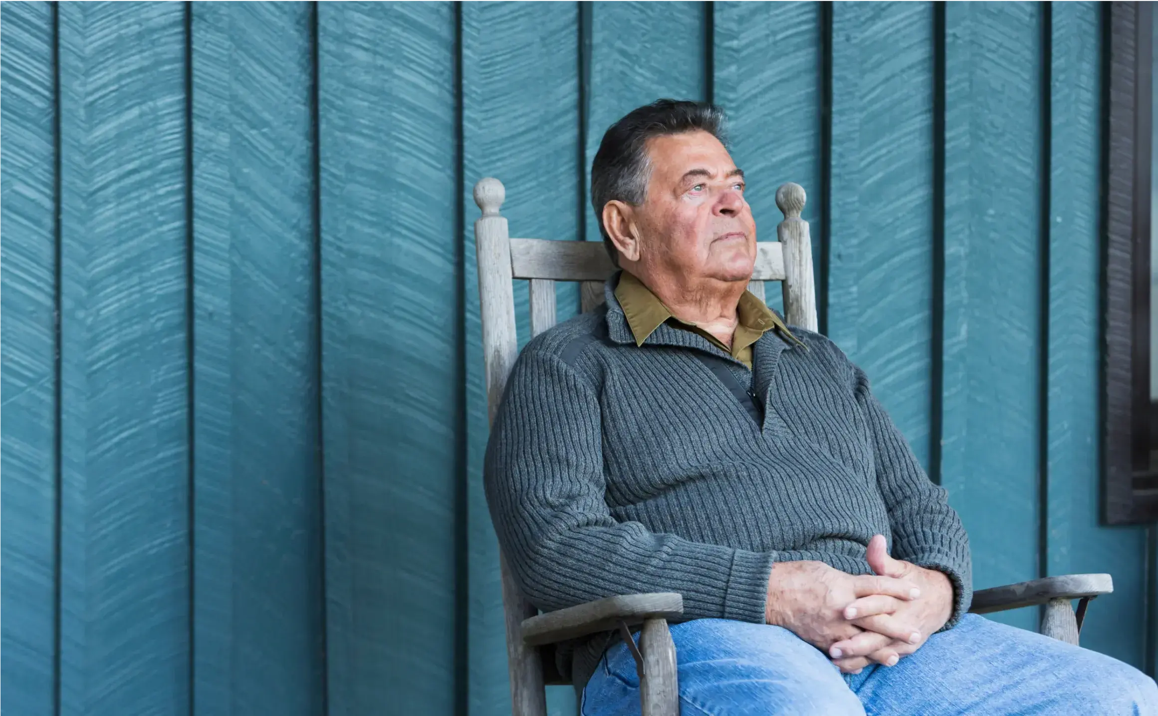 Homme âgé assis sur son fauteuil.