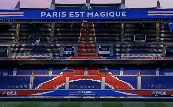 Parc des Princes avec inscription "Paris est magique".