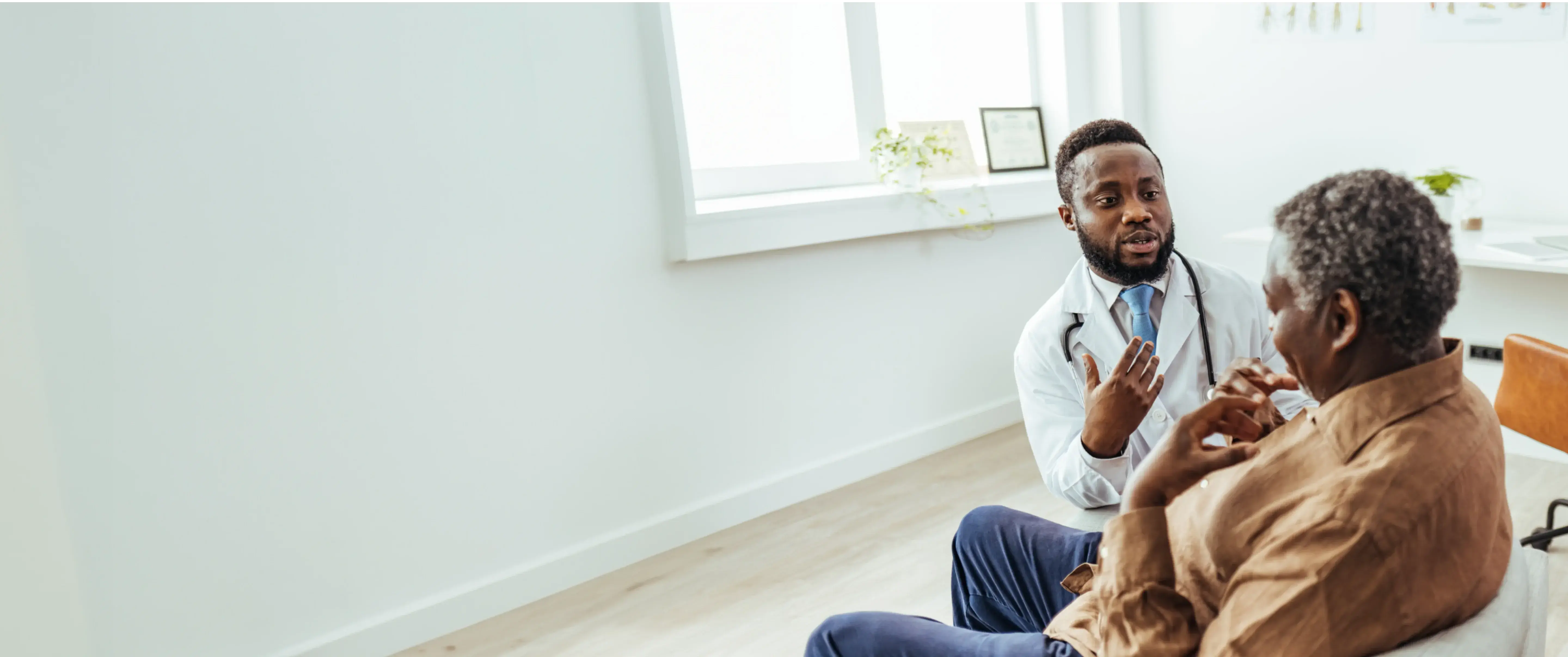 Un docteur parlant à son patient