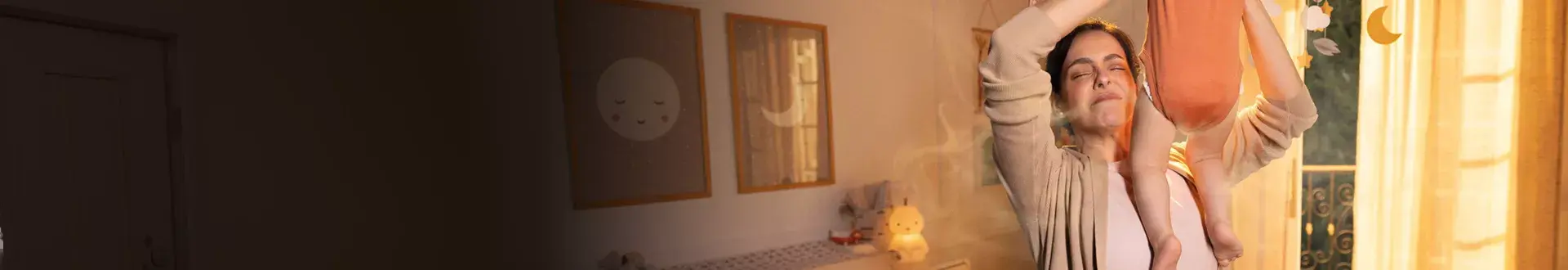 Una mujer levanta a su bebé para comprobar el pañal e inmediatamente le da asco el olor.