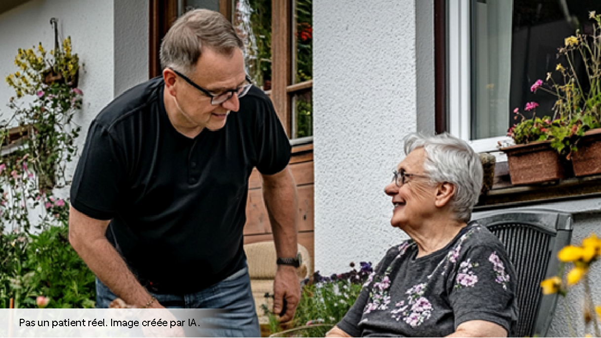 Un père et sa fille jardinent ensemble, entourés de plantes et de fleurs violettes.